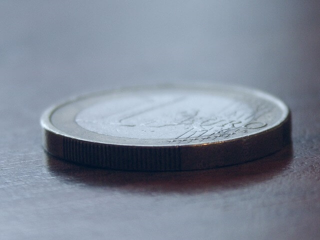 ein Euro-Münze liegt auf einem Tisch